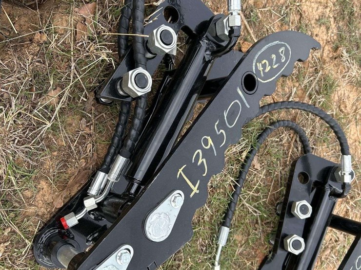 hydraulic-thumb-clamp-mini-excavator-attachment-image-2