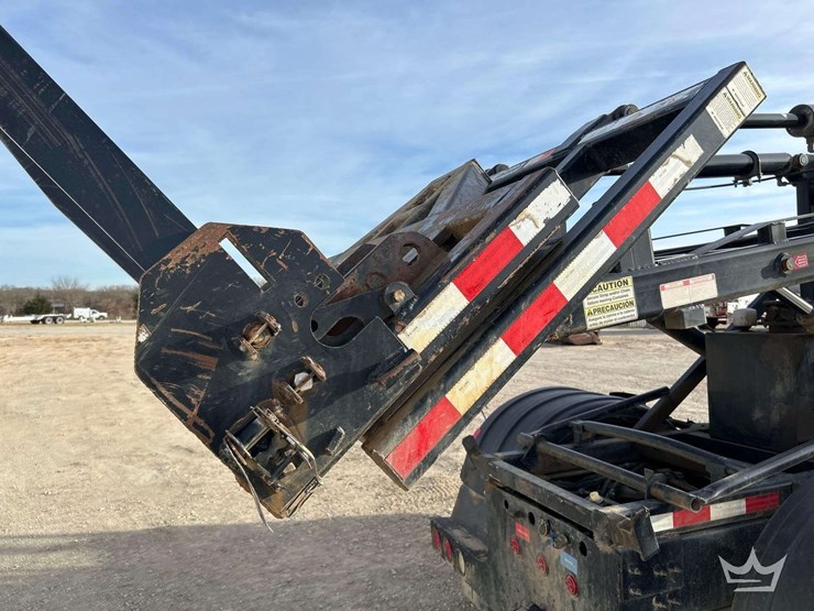 2015-peterbilt-337-image-31