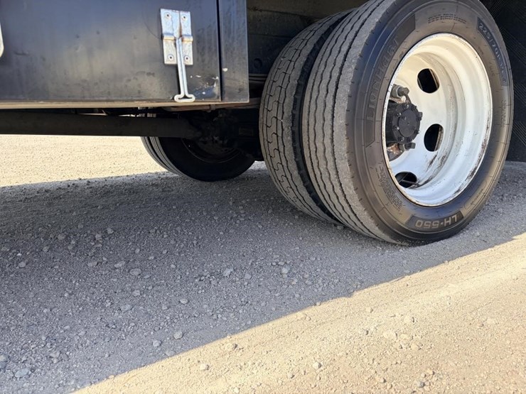 2017-isuzu-nrr-image-11