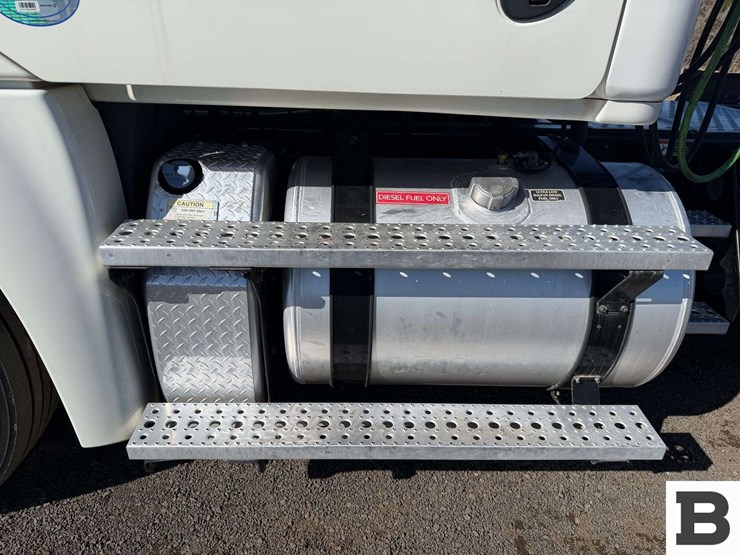 2017-freightliner-cascadia-125-image-11