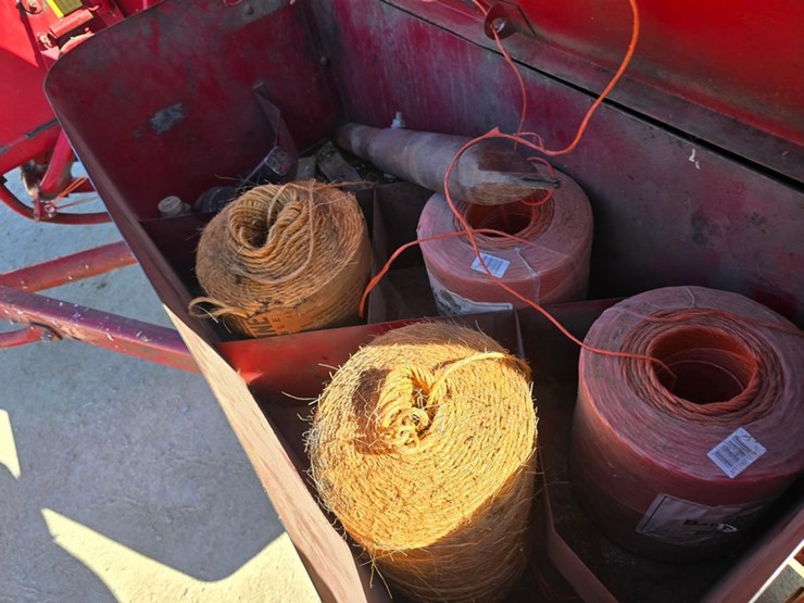 new-holland-320-image-14