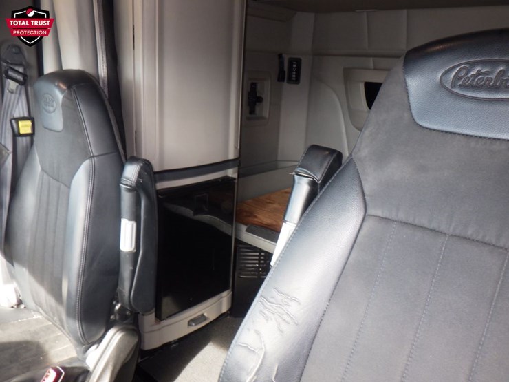 2023-peterbilt-579-image-21