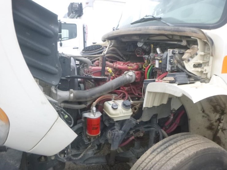 2017-freightliner-m2-106-image-20