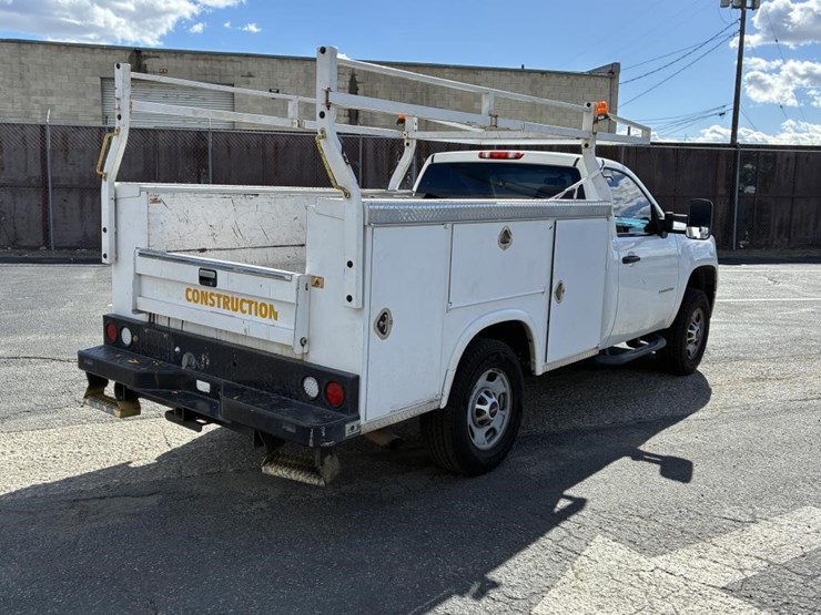 2013-gmc-sierra-2500-image-3