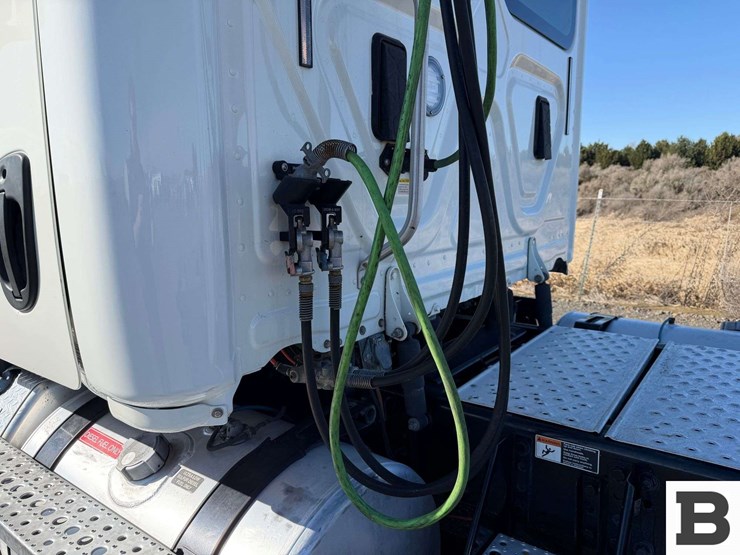 2017-freightliner-cascadia-125-image-14