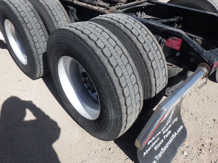 2017-volvo-vnl780-image-13