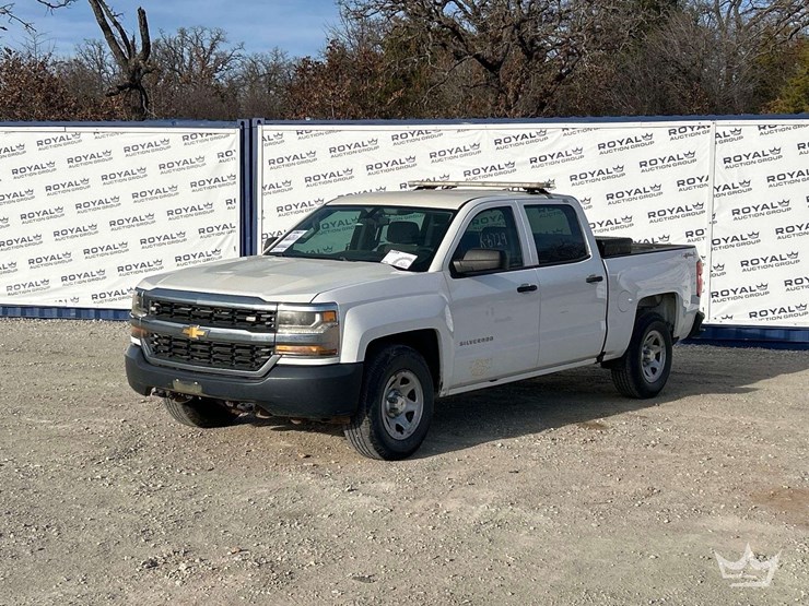 2016-chevrolet-silverado-4x4-crew-cab-pickup-truck-image-1
