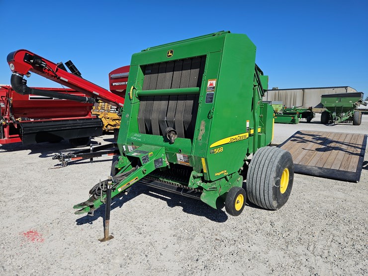 2011-john-deere-568-image-1