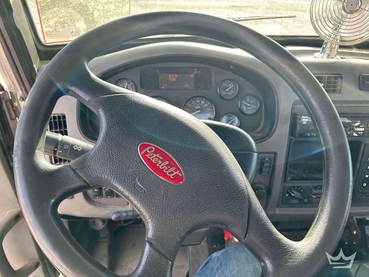 2015-peterbilt-337-image-16