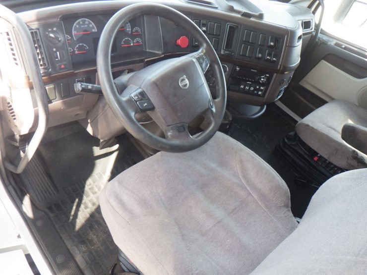 2017-volvo-vnl780-image-17