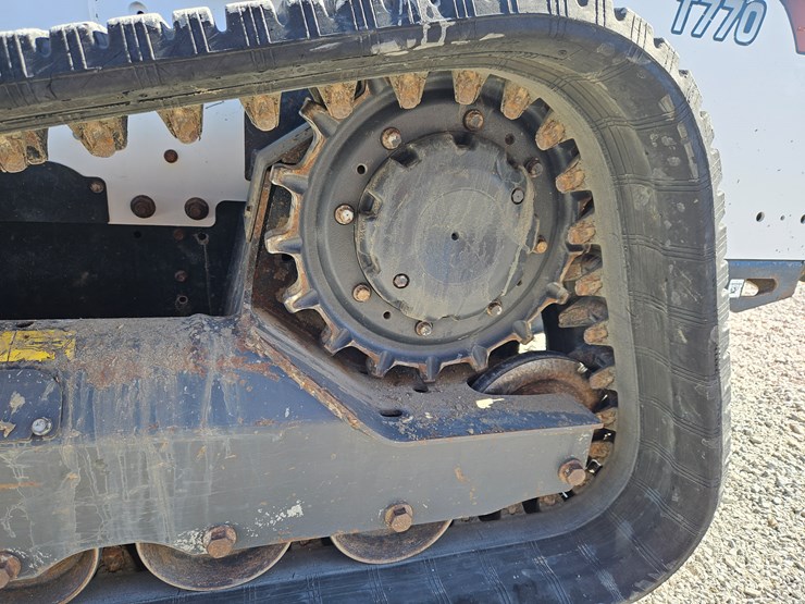 2022-bobcat-t770-image-21