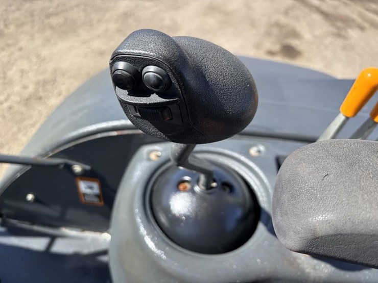 2017-deere-210lep-image-36