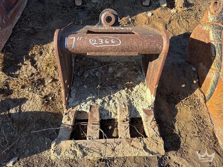 17in.-tooth-excavator-bucket-image-1