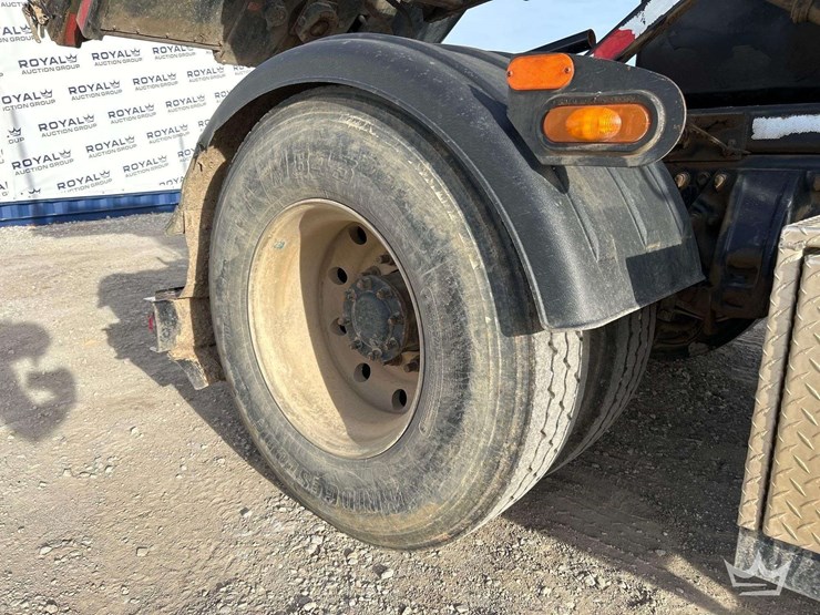 2015-peterbilt-337-image-38