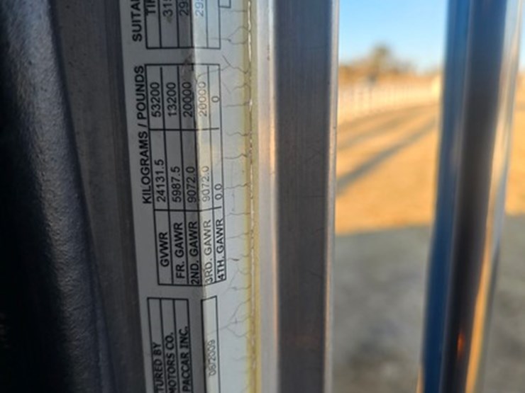 2010-peterbilt-367-image-31