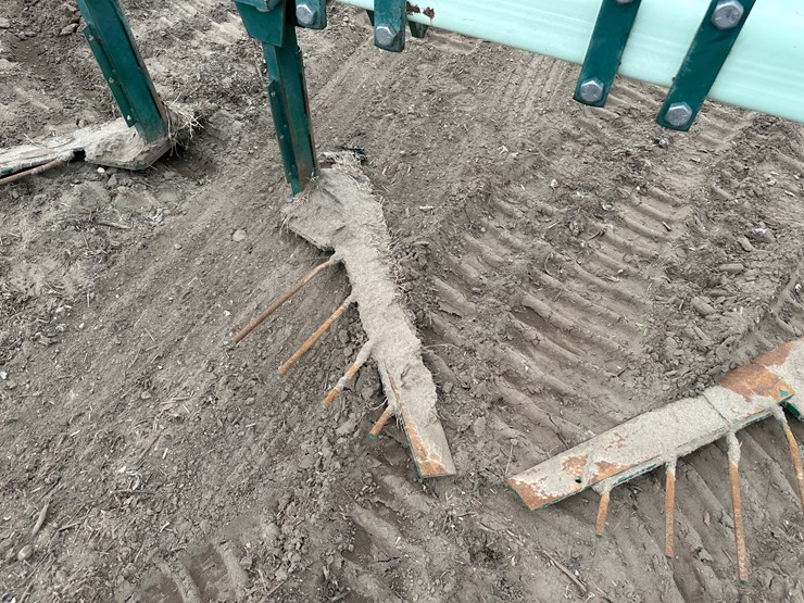 #38831-•-kmc-6-row-38"-vine-lifter-image-15