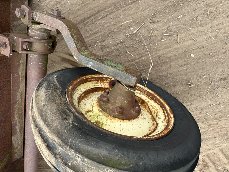 john-deere-810-image-9