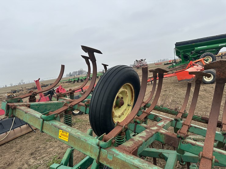 #40119-•-lot-of-(2)-7'-john-deere-cultivator-wings-image-12