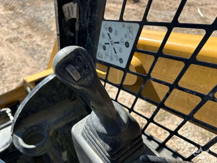 2023-caterpillar-259d3-image-12