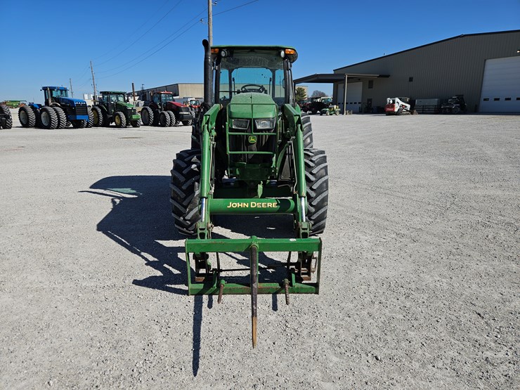 2015-john-deere-6105e-image-2