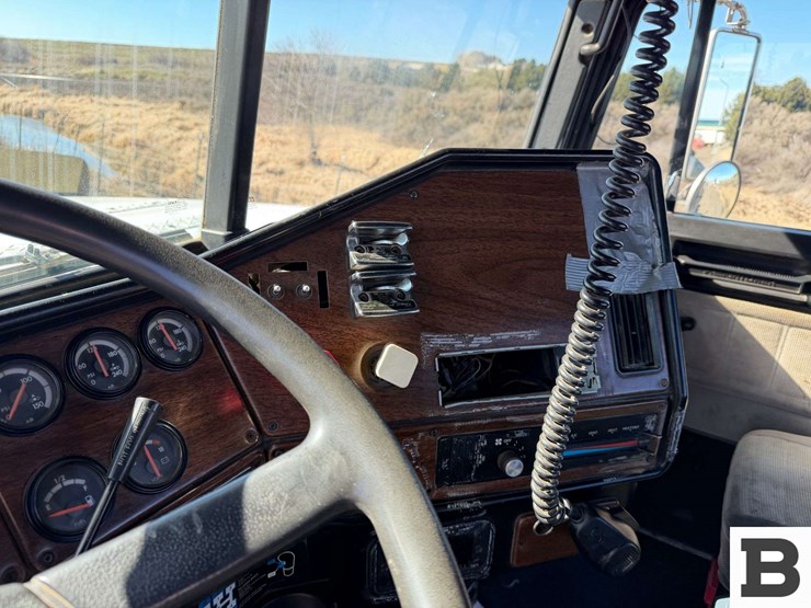 1992-freightliner-fld120-image-54