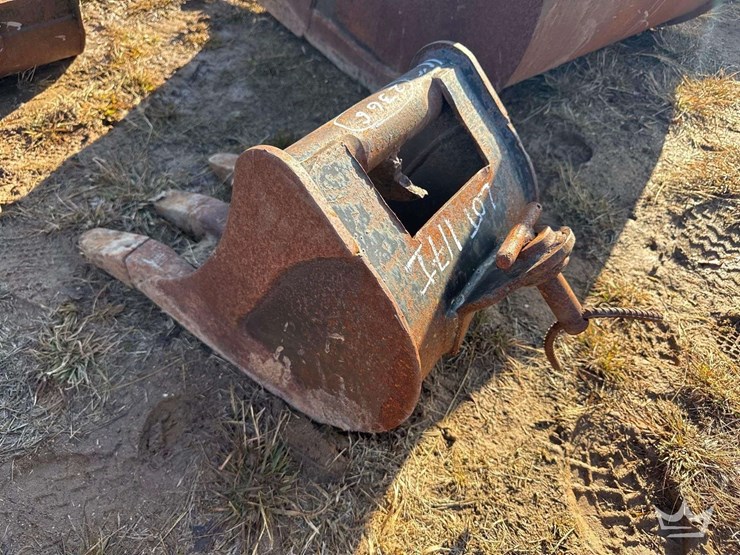 11in.-tooth-excavator-bucket-image-3