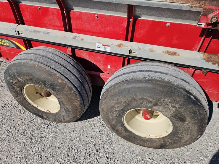 #205593-•-2011-h-&-s-3143-manure-spreader-image-5