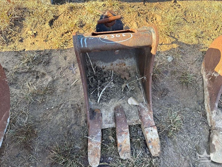 11in.-tooth-excavator-bucket-image-1