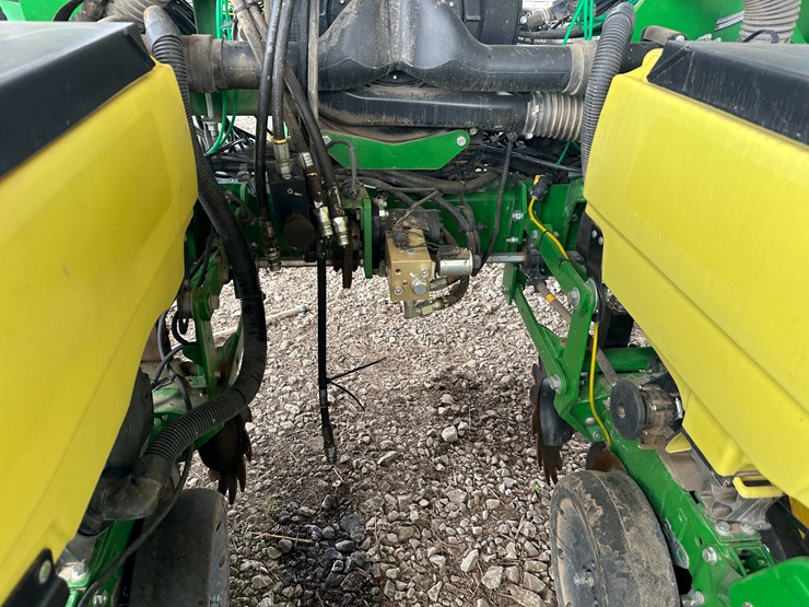john-deere-1725-image-31