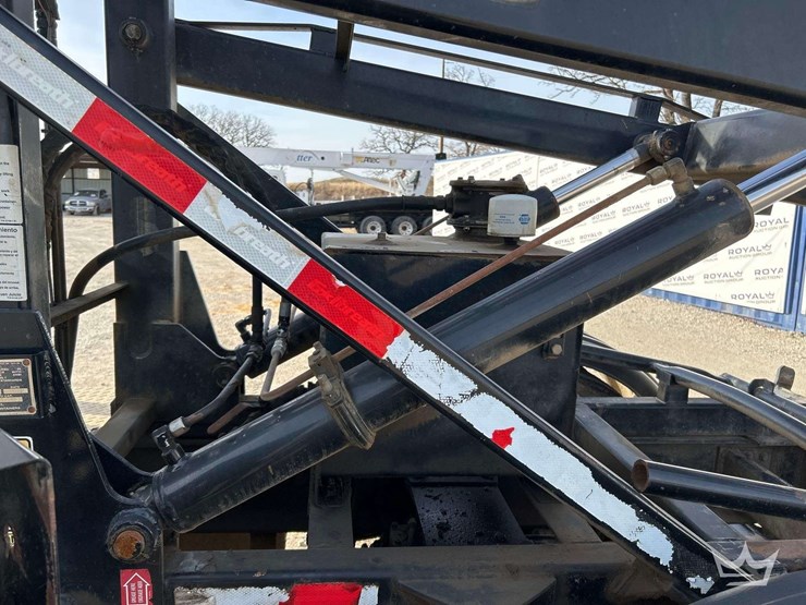 2015-peterbilt-337-image-25