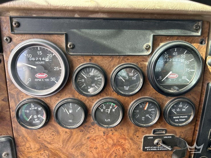 2001-peterbilt-330-image-14