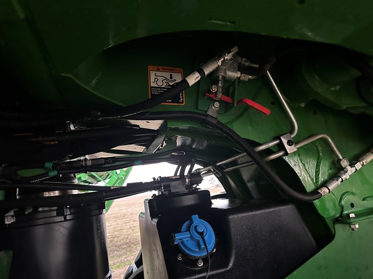 2021-john-deere-cp690-image-33