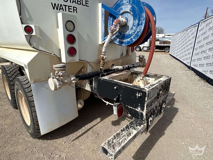 2001-peterbilt-330-image-26