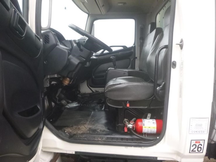 2013-hino-268-image-12