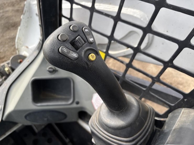 2021-bobcat-s590-image-10