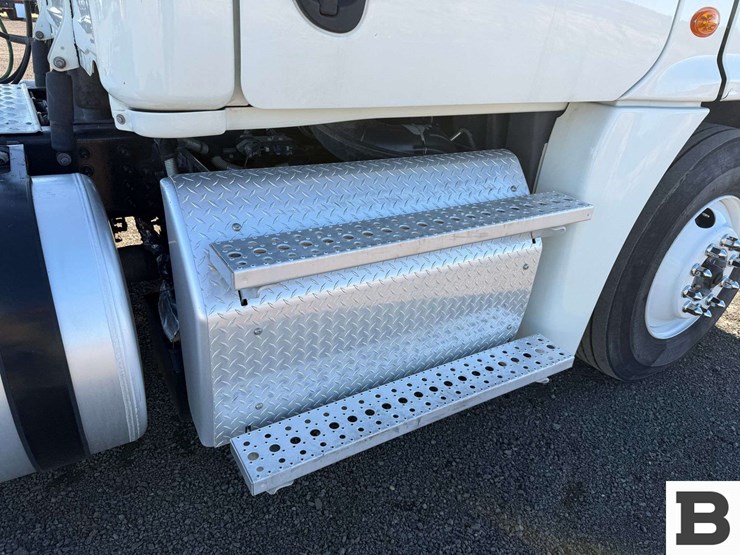 2017-freightliner-cascadia-125-image-38