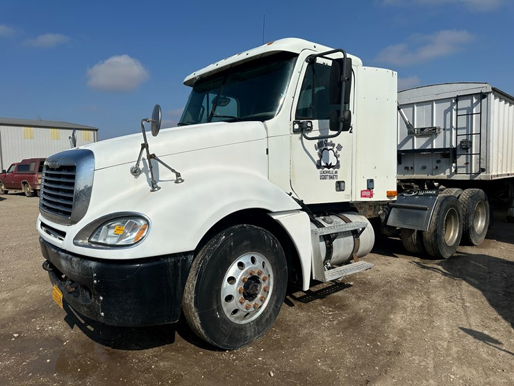 #38812-•-freightliner-daycab-truck-tractor-image-1