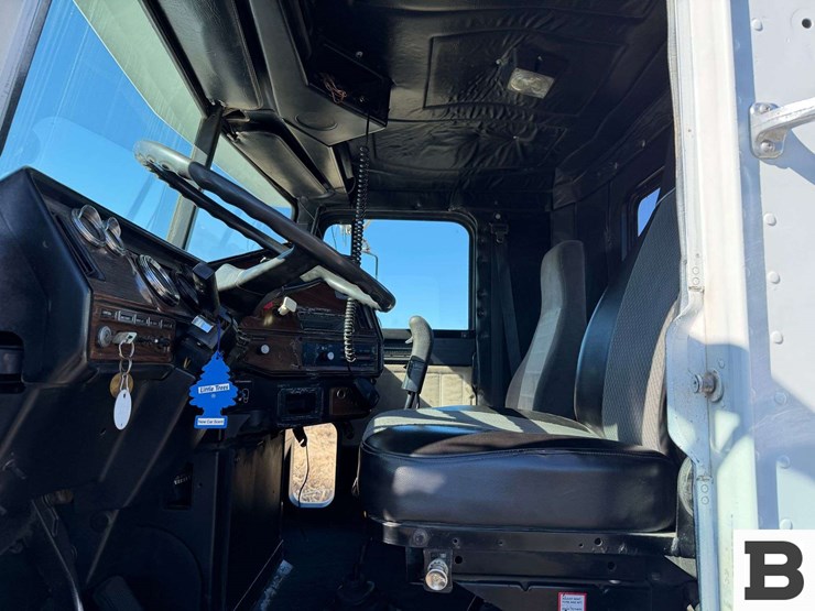 1992-freightliner-fld120-image-50