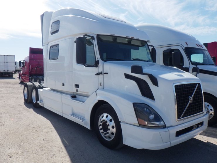 2017-volvo-vnl780-image-3