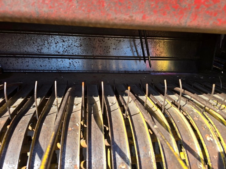 new-holland-320-image-13