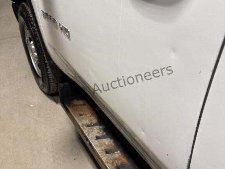 2020-chevrolet-silverado-3500hd-image-13