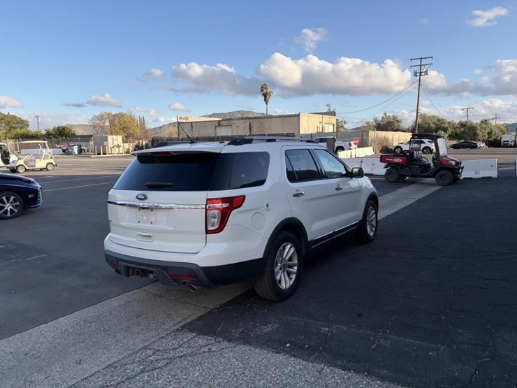 2011-ford-explorer-xlt-image-3