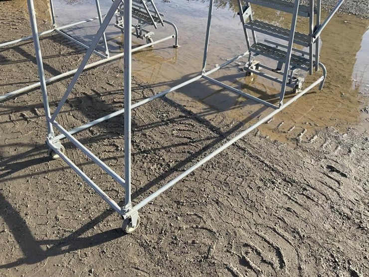 u-line-8.5'-portable-steel-step-ladder-image-5