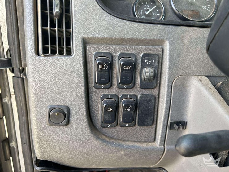 2015-peterbilt-337-image-17