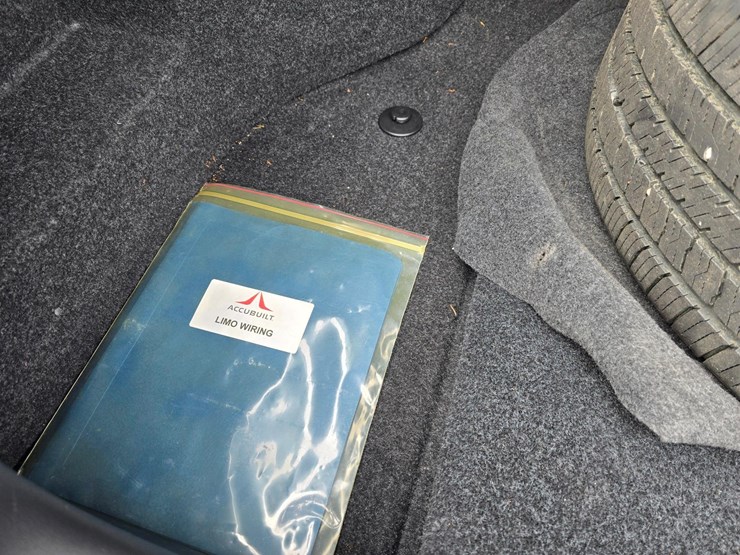 2006-cadillac-gm-superior-coach-6-door-limousine---only-21,567-miles-image-50