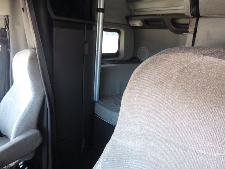 2017-volvo-vnl780-image-21