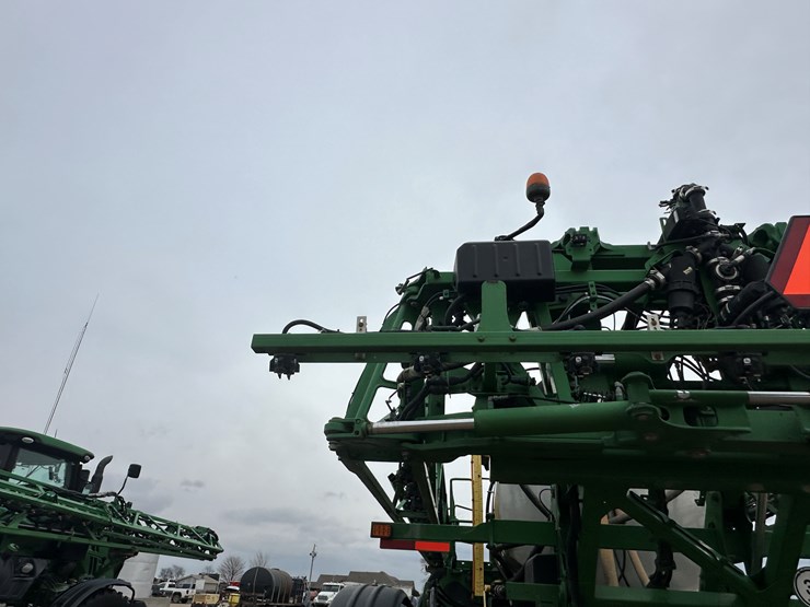 2021-john-deere-r4044-image-31