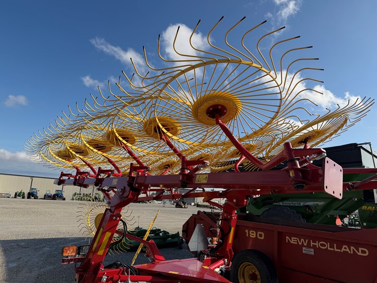 2025-new-holland-1225-image-10