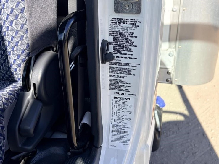 2023-isuzu-nrr-image-20