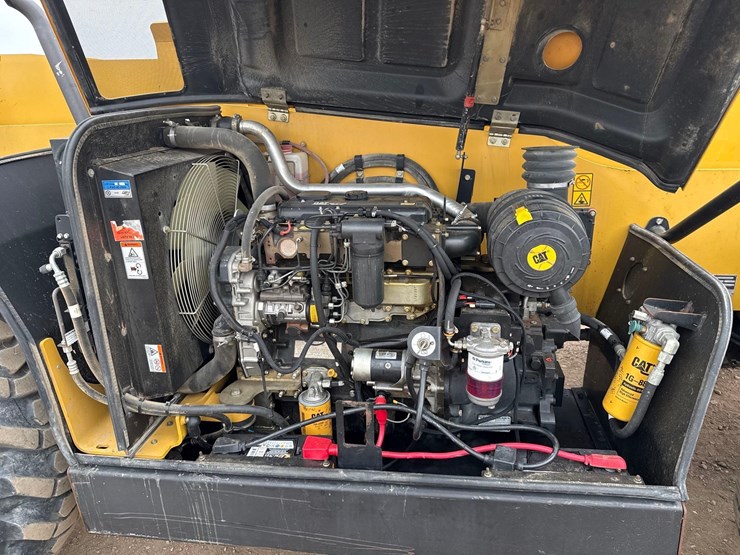 2011-caterpillar-th514-telehandler-image-13